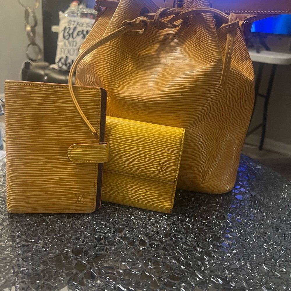 3-PIECE SET ❤️❤️—- Vintage Louis Vuitton Epi Leather Noe , Long Wallet , Planner